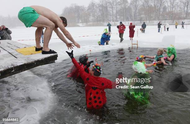 Members of the Berlin Seals take a quick dip in the frozen Orankesee lake at the 26th annual Berlin Seals winter swim on January 9, 2010 in Berlin,...