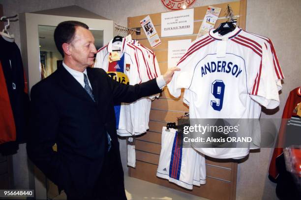 Jean-Michel Aulas président du club de football l'Olympique lyonnais présente les maillots de l'équipe, en avril 2000, Lyon, France.