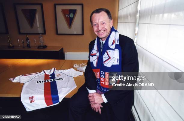 Jean-Michel Aulas, président du club de football l'Olympique lyonnais présente le maillot de l'équipe et l'écharpe commémorant le cinquantenaire du...