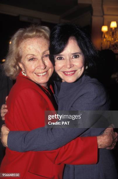 Les actrices Danielle Darrieux et Marie-José Nat s'enlacent à une première en novembre 1994 à Paris, France.