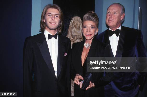 Victor-Emmanuel de Savoie avec sa femme Marina et son fils Emmanuel-Philibert de Savoie lors d'une soirée à Paris en décembre 1992, France.