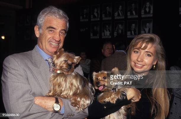 Jean-Paul Belmondo, son amie Natty et leurs chiens de race yorkshire en décembre 1994 à Paris, France.