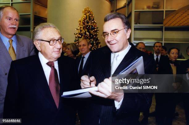 Le chef cuisinier Alain Ducasse et Henry Kissinger, ex-secrétaire d'Etat américain, le 3 décembre 1999 à New York, Etats-Unis.