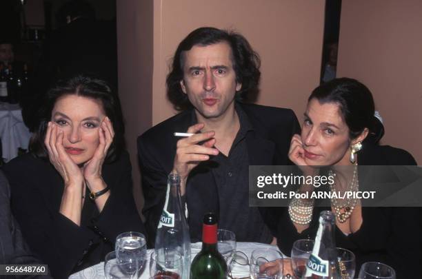 Anouk Aimée, Bernard-Henri Lévy et Christine Orban lors de l'inauguration d'un restaurant en février 1996 à Paris, France.