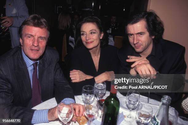 Anouk Aimée, Bernard-Henri Lévy et Bernard Kouchner lors de l'inauguration d'un restaurant en février 1996 à Paris, France.