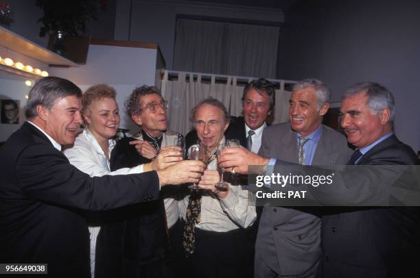 Jean-Paul Belmondo, Guy Bedos, Alain Delon, Darry Cowl, Jean-Claude Brialy et Pierre Richard entourent Muriel Robin dans sa loge en novembre 1994 à...