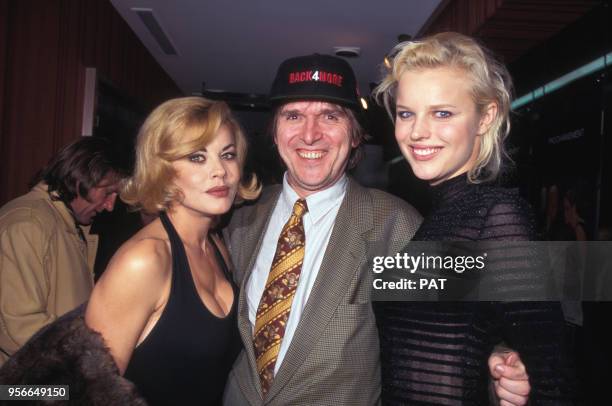 Le metteur en scène Jean-Marie Poiré entouré de l'actrice Eva Grimaldi et du yop model Eva Herzigova lors d'une première en octobre 1995 à Paris,...