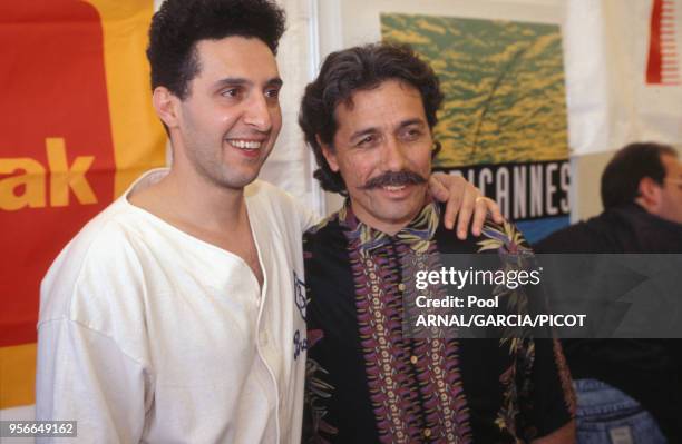 Les acteurs Edward James Olmos et John Turturro en mai 1992 au Festival de Cannes, France.