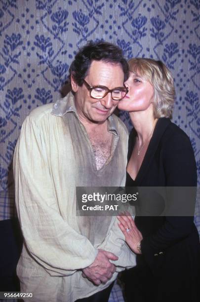 Acteur Robert Hossein avec son épouse l'actrice Candice Patou lors d'une première en octobre 1995 à Paris, France.