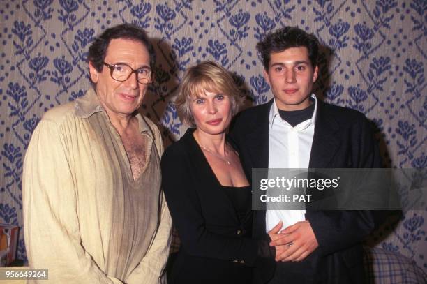 Acteur Robert Hossein avec son épouse l'actrice Candice Patou et leurs fils Julien lors d'une première en octobre 1995 à Paris, France.