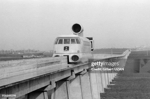 Aérotrain, train rapide circulant sur coussin d'air inventé par Jean Bertin, lors d'une phase d'essai, le 4 février 1974 à Chevilly, France.