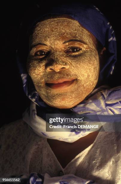 Masque de beauté d'une femme mahoraise, mai 1997, Mayotte, Comores.