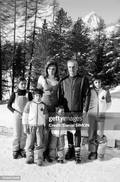 Mohammad Reza Pahlavi, sa femme Farah Pahlavi et leurs enfants à Saint-Moritz le 7 janvier 1974, Suisse.