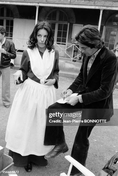 Gabriella Farinon et le photographe jean-Pierre Bonnotte sur le tournage du film 'Borsalino and Co' réalisé par Jacques Deray à Marseille en mai...