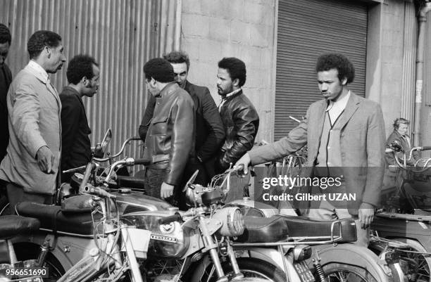 Travailleurs immigrés au Puce de Saint-Ouen en avril 1974 à Paris, France.