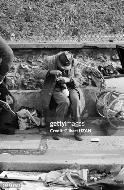 Un sans-abri au Puce de Saint-Ouen en avril 1974 à Paris, France.