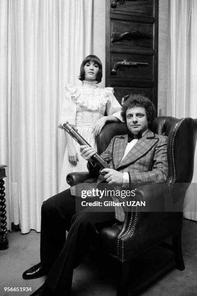 Jacques Martin et sa femme Danièle Évenou chez eux à Paris le 2 décembre 1974, France.