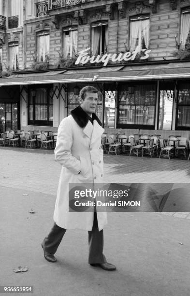 Acteur britannique Roger Moore devant le Fouquet's à Paris le 3 novembre 1974, France.