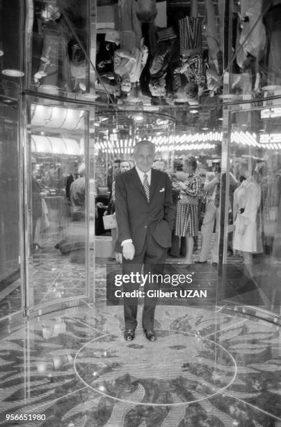 Marcel Bleustein-Blanchet lors de l'ouverture du nouveau Publicis Drugstore sur les Champs-Elysées à Paris le 3 décembre 1974, France.