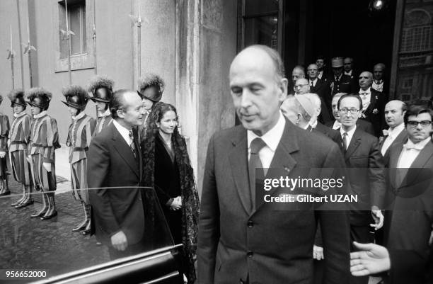 Valéry Giscard d'Estaing et sa femme Anne-Aymone quittant le Plais du Vatican apèrs une entrevue avec le pape Paul VI à Rome le 1er décembre 1975.