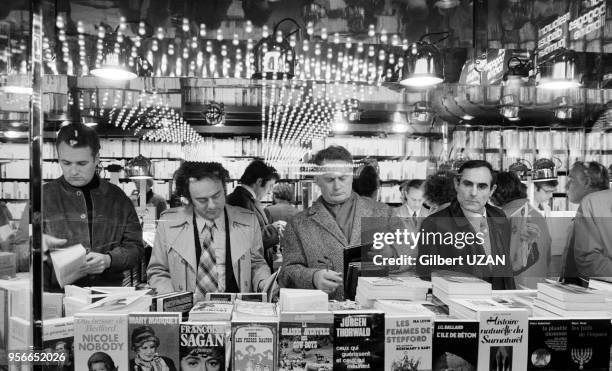 Ouverture du nouveau Publicis Drugstore sur les Champs-Elysées à Paris le 3 décembre 1974, France.