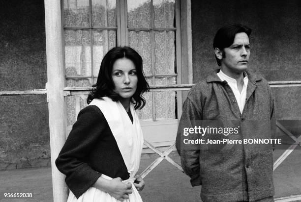 Alain Delon et Gabriella Farinon sur le tournage du film 'Borsalino and Co' réalisé par Jacques Deray à Marseille en mai 1974, France.