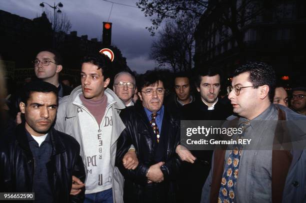 Matoub Lounes et Bernard-Henri Levy lors de la manifestation en solidarité au pauple algérien à Paris le 3 décembre 1994, France.