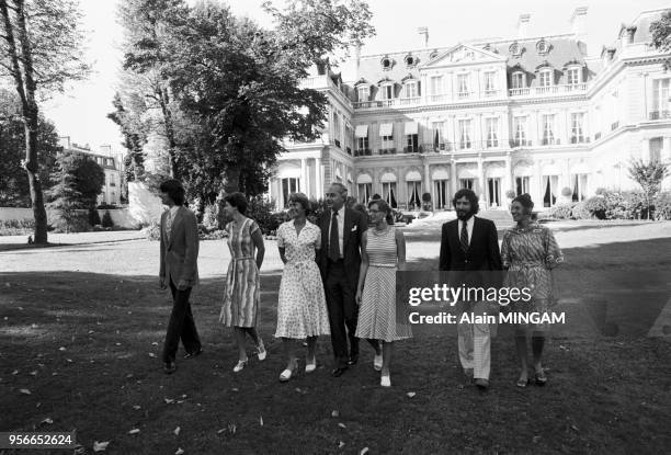 Ambassadeur américain Arthur Adair Hartman et sa famille dans le parc de la résidence à Paris le 5 aout 1977, France.