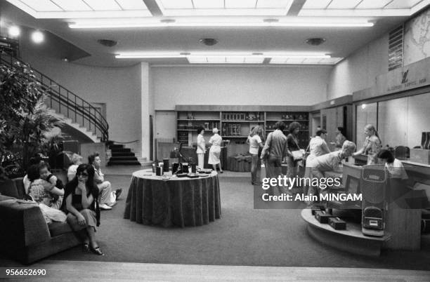 Clientes dans le magasin Louis Vuitton de l'Avenue Marceau à Paris le 9 aout 1977, France.