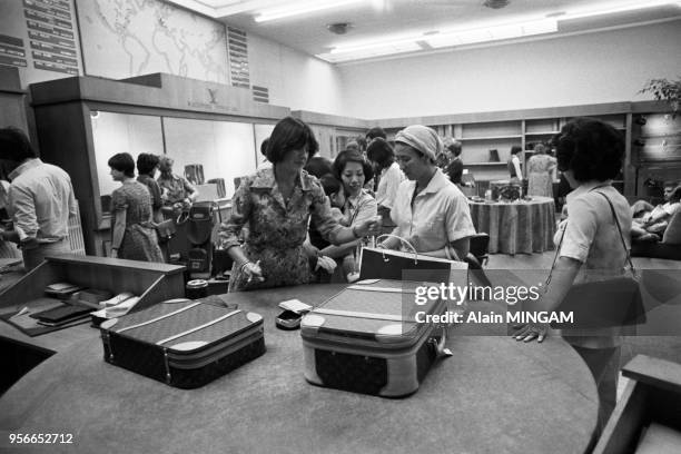 Clientes dans le magasin Louis Vuitton de l'Avenue Marceau à Paris le 9 aout 1977, France.