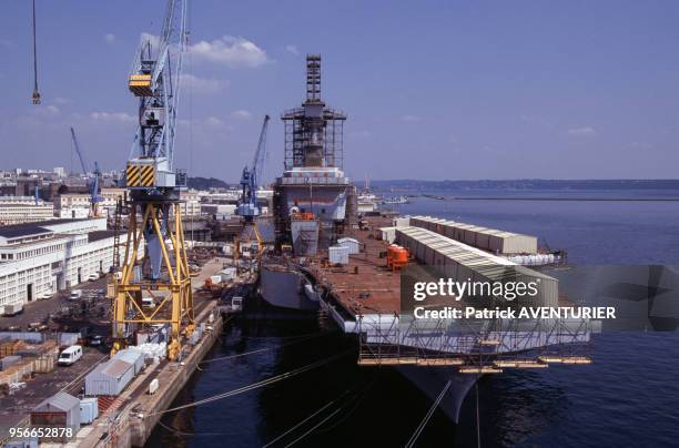 Construction de porte-avions nucléaire Charles de Gaulle à Brest en aout 1995, France.