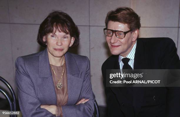 Danielle Mitterrand et Yves Saint-Laurent à la soirée anniversaire pour les 30 ans de carrière de Yves Saint-Laurent à l'Opéra Bastille le 3 février...