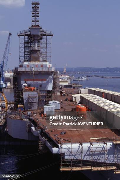 Construction de porte-avions nucléaire Charles de Gaulle à Brest en aout 1995, France.