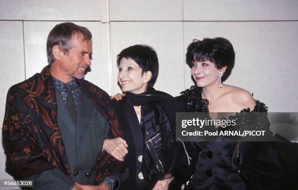 Rudolf Noureev et Zizi Jeanmaire et sa fille Valentine à la soirée anniversaire pour les 30 ans de carrière de Yves Saint-Laurent à l'Opéra Bastille...