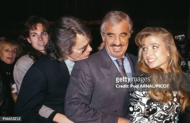 Alain Delon et Rosalie van Breemen avec Jean-Paul Belmondo et Naty lors de la 1ère de 'La Trilogie Marseillaise' à Paris en janvier 1992, France.