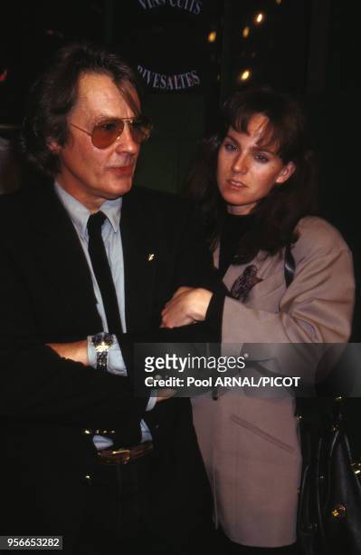 Alain Delon et Rosalie van Breemen lors de la 1ère de 'La Trilogie Marseillaise' à Paris en janvier 1992, France.