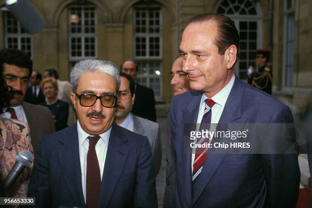 Jacques Chirac reçoit le vice premier ministre irakien Tarek Aziz à l'Elysée le 10 juin 1986 à Paris, France.