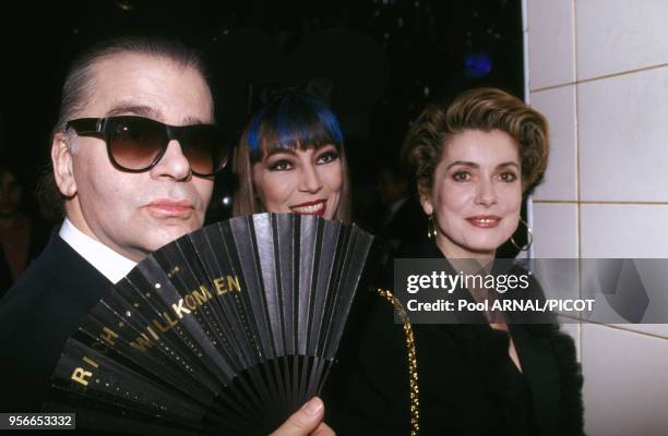 Karl Lagerfeld, Victoire de Castellane et Catherine Deneuve lors de la Fête de la Mode aux Bains Douches à Paris en janvier 1992, France.