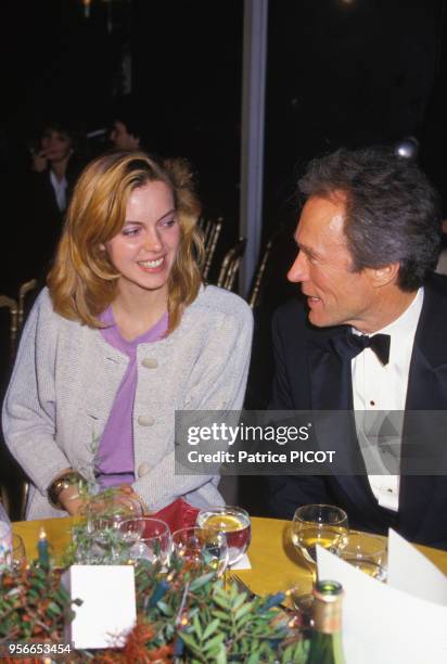 Greta Scacchi et Clint Eastwood lors d'un diner au du Festival de Cannes le 10 mai 1985, France.