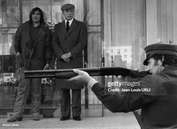 Yves Montand et Gérard Depardieu sur le film 'Le Choix des Armes', en mars 1981, Paris, France.
