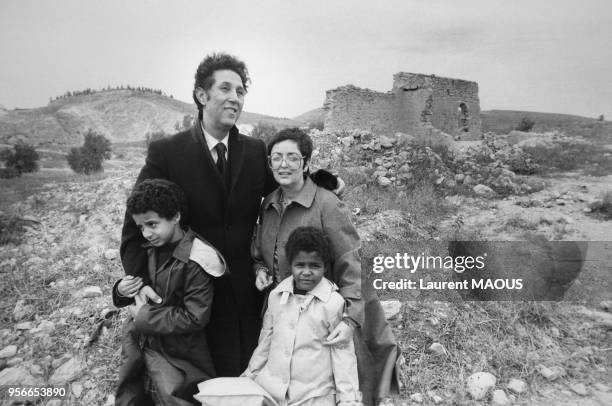 Ahmed Ben Bella, récemment libéré après 15 ans de détention, est de retour sur les ruines de la ferme de ses parents dans son village natal,...