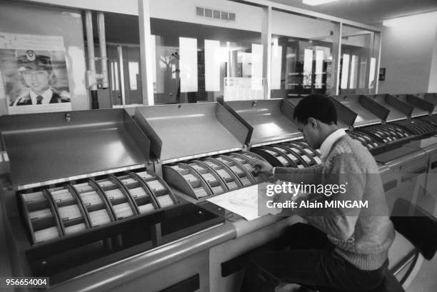 Un policier fait des recherches dans les fichiers d'Interpol, avril 1981, Saint Cloud, France.