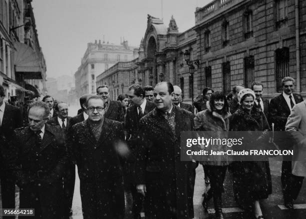 Le Premier Ministre Raymond Barre entouré des ministres de son gouvernement ont reçu les voeux du Président Giscard d'Estaing au palais de l'Elysée,...