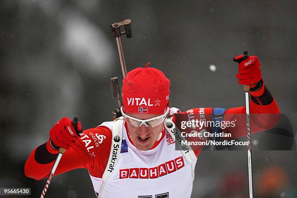 Lars Berger of Norway competes during the men's sprint in the e.on Ruhrgas IBU Biathlon World Cup on January 09, 2010 in Oberhof, Germany.