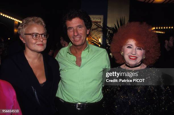 Muriel Robin, Jack Lang et Yvette Horner à la générale de 'Fou de Folies' en septembre 1993 à Paris, France.