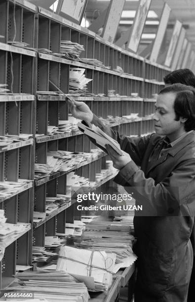 Centre de tri du courrier le 9 janvier 1976 à Paris, France.