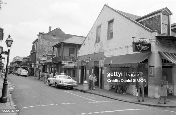 Une rue commerçante dans le vieux quartier en avril 1976 à La Nouvelle-Orléans, Etats-Unis.