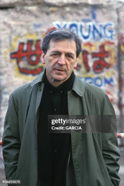 Costa-Gavras devant le mur de Berlin en février 1990, Allemagne.