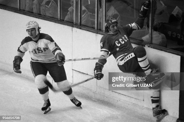 Epreuve de hockey sur glace opposant l'URSS et les Etats-Unis lors des JO d'hiver le 8 février 1976 à Innsbruck, Autriche.