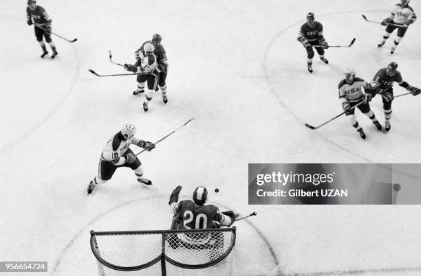 Epreuve de hockey sur glace opposant l'URSS et les Etats-Unis lors des JO d'hiver le 8 février 1976 à Innsbruck, Autriche.